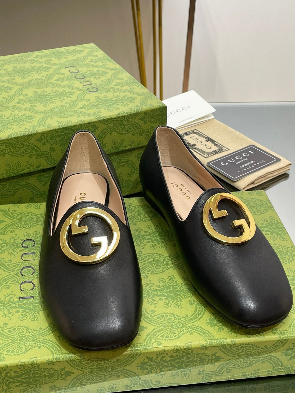 BLONDIE LOGO-PLAQUE LOAFERS IN BLACK CALFSKIN