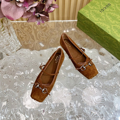 Ballet flat in bronze brown suede with silver hardware