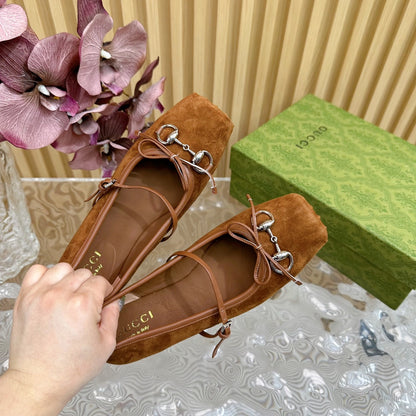 Ballet flat in bronze brown suede with silver hardware