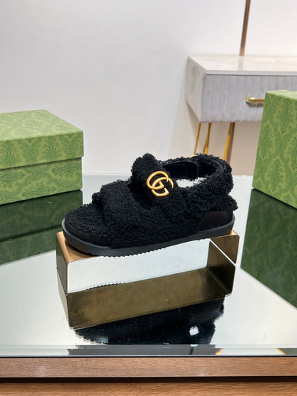 DAD SANDALS IN BLACK FLEECE