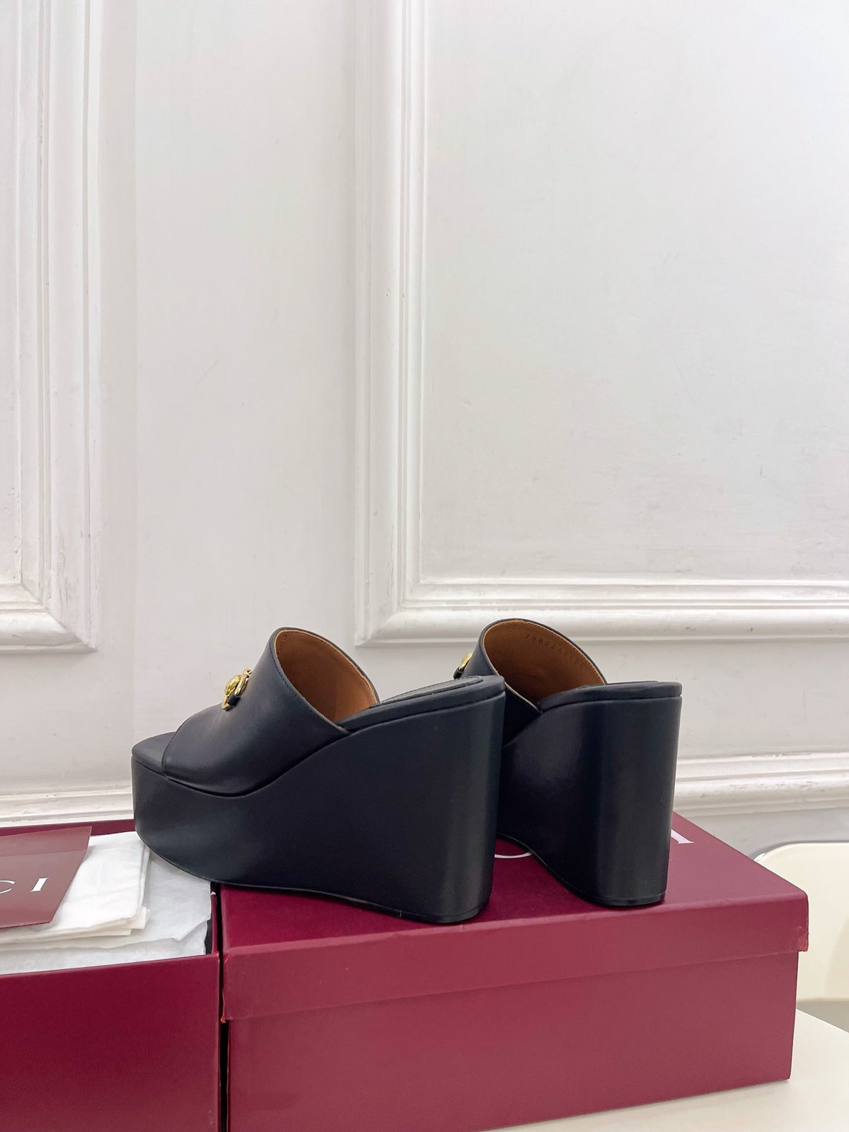 GC Wedge With Horsebit Sandal Black Leather 640268
