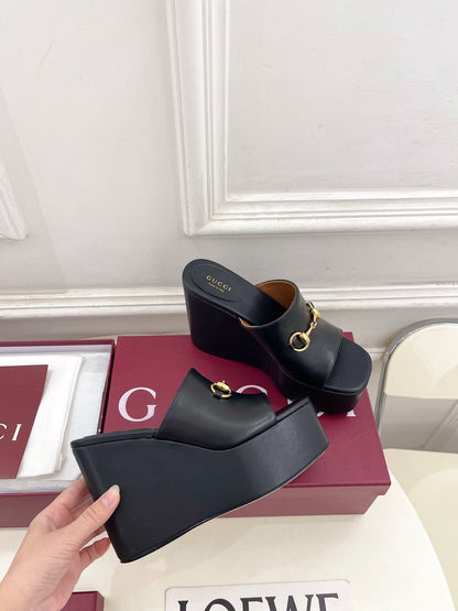 GC Wedge With Horsebit Sandal Black Leather 640268